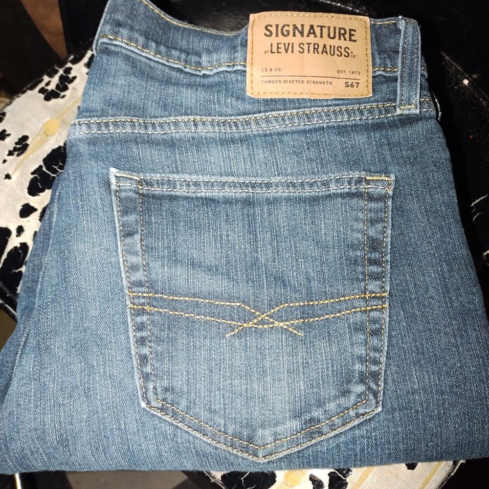 Signature Levi Strauss S67 34x32 faded blue jeans